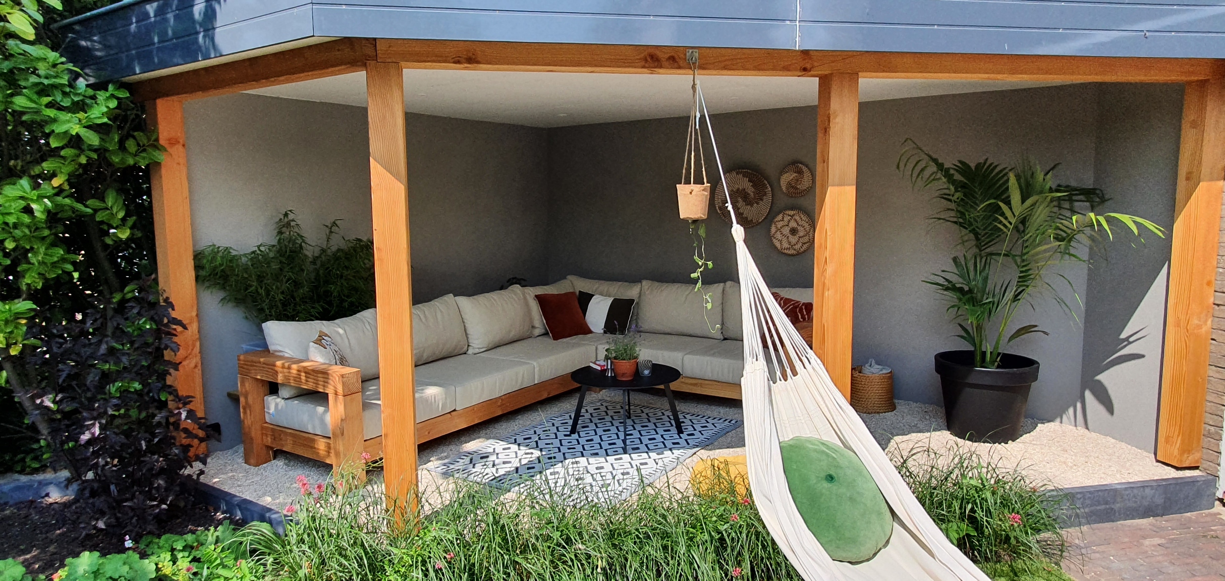 loungebank onder overkapping